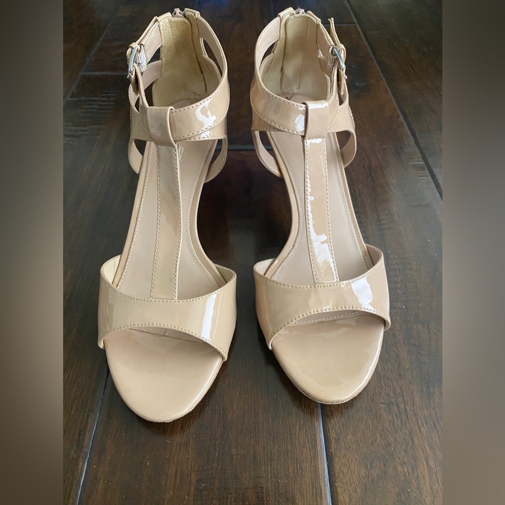 Via Spiga Size 8 M Nude Patent T-strap
